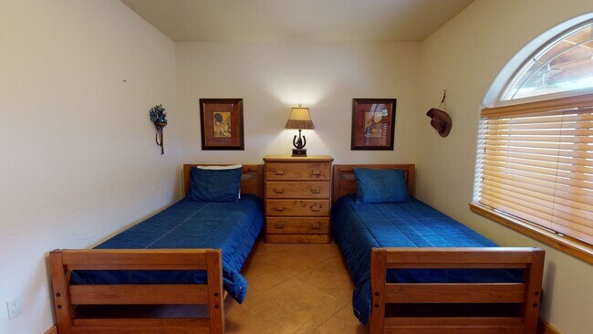 Building Photo - 3 Bedroom House by the Golf Course Fully Furnished