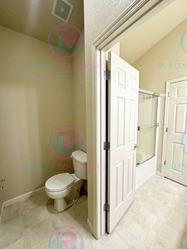 Building Photo - 3 Bedroom 2.5 Bathroom + Loft & 2 Car gara...