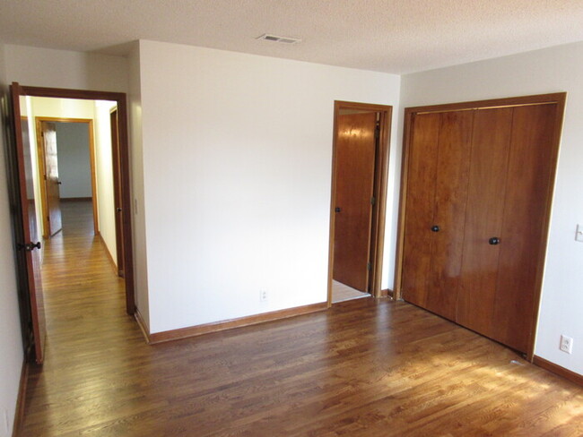 Building Photo - Huntington Ridge condo- one level!