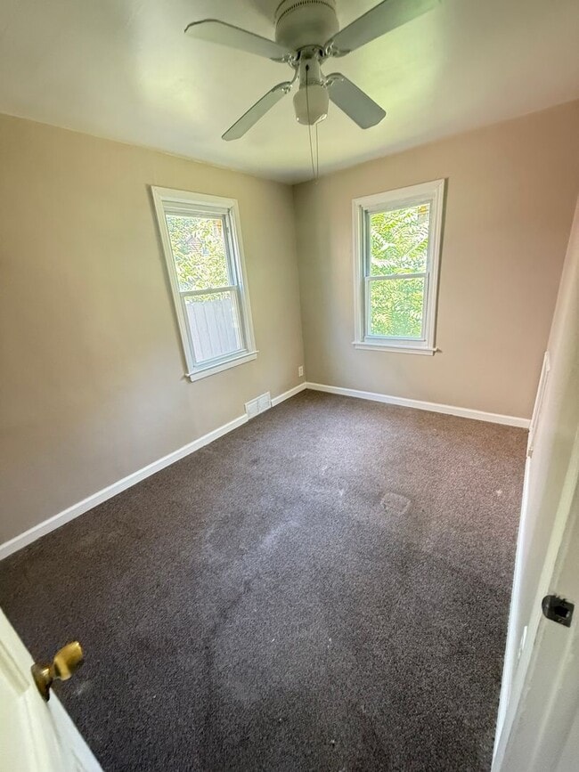 Building Photo - 3 BEDROOM HOME IN WARREN