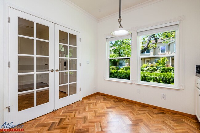 Building Photo - Beautiful Townhouse | Desirable Location