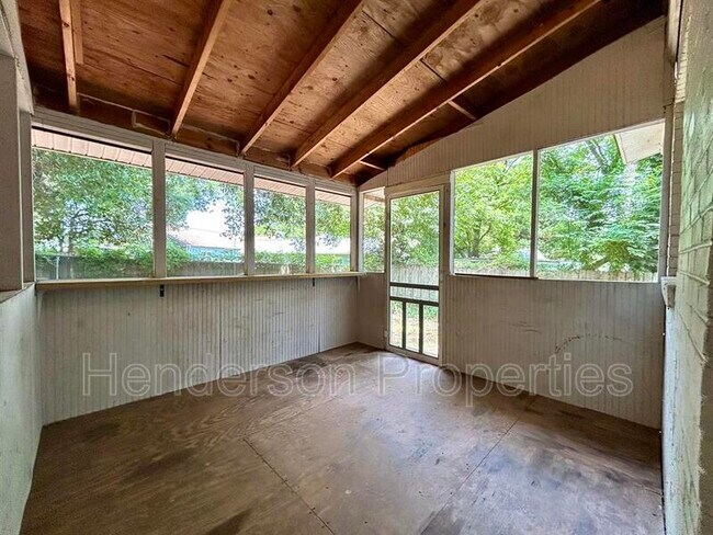 Building Photo - 2549 Pinckney Ave
