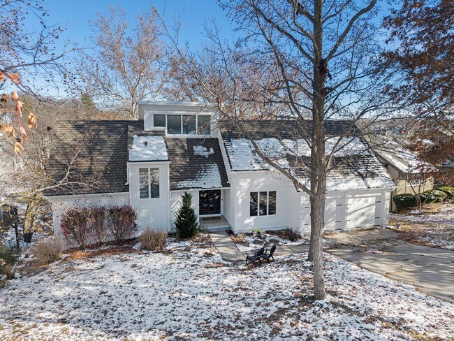 Building Photo - Renovated Lakefront 5 Bedroom Home with 2 Garages!