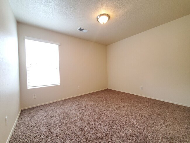 Building Photo - 3 bed 2 bath 1800 sq ft in Huning Ranch!