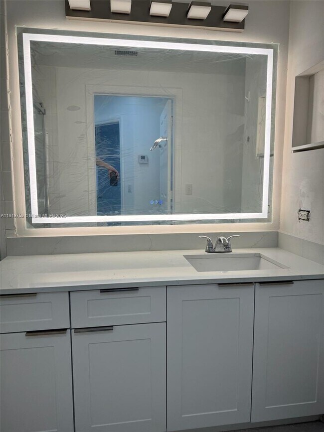 Building Photo - 2027 SE 10th Ave