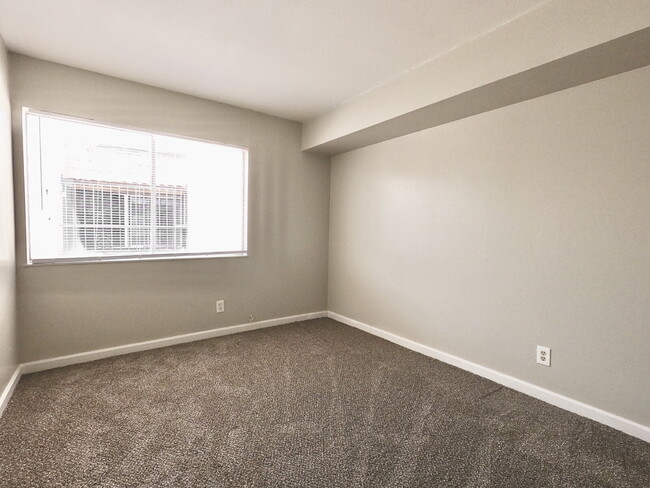 Building Photo - 3-Bed, 2-Bath Gem Condo for Rent in Vibran...