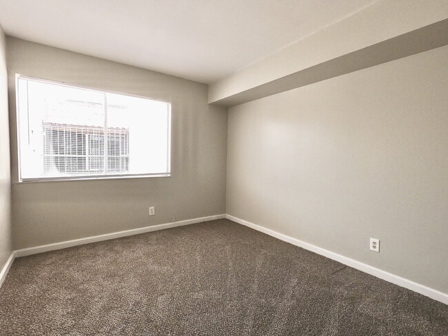 Building Photo - 3 BEDROOM CONDO | COMMUNITY POOLS + WALKING TRAILS | CENTRAL LAS VEGAS LOCATION