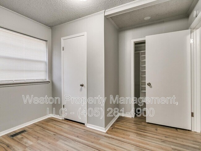 Building Photo - 1011 Crown Dr