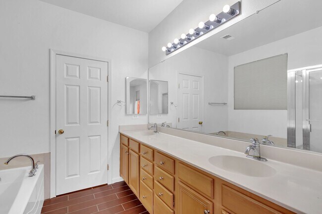 Building Photo - Inviting 3-Bed, 2-Bath Home in Gated Commu...