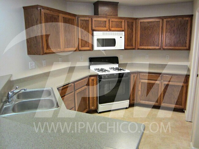 Building Photo - 2608 Doral Way