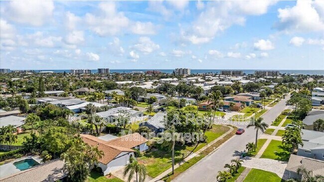 Building Photo - 484 Greenway Ave