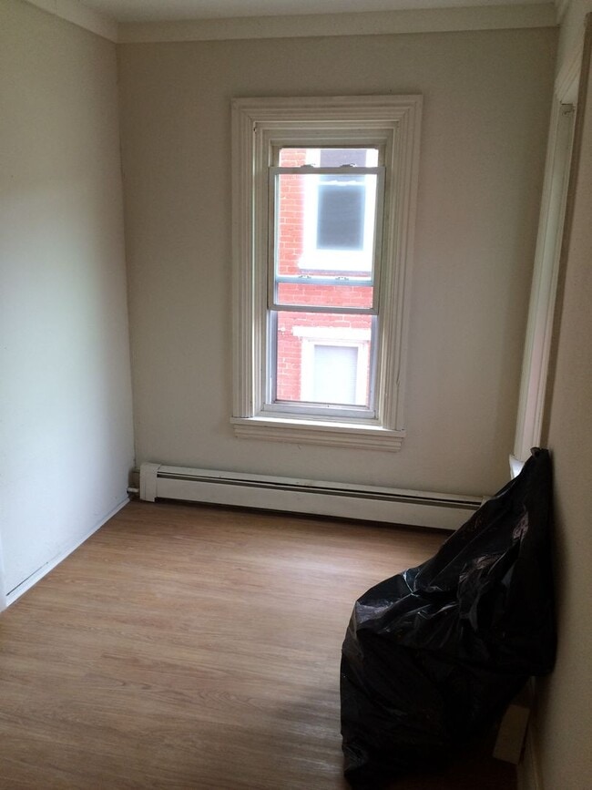 Building Photo - Three bedroom in Columbia