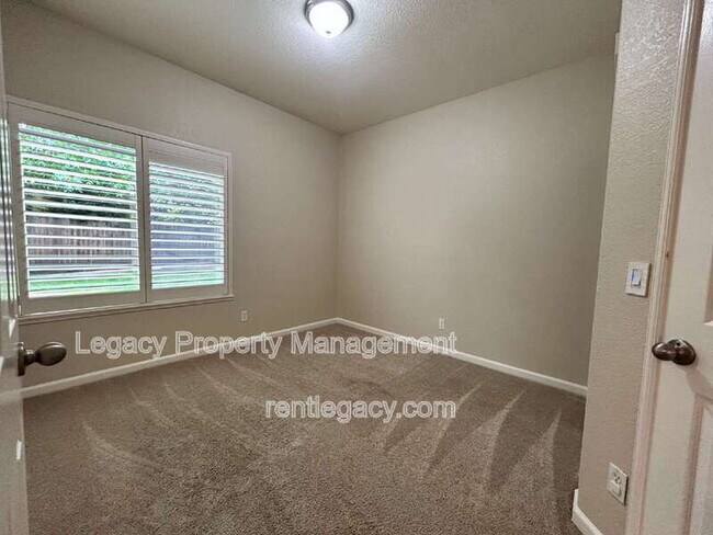 Building Photo - 523 Cascade Dr