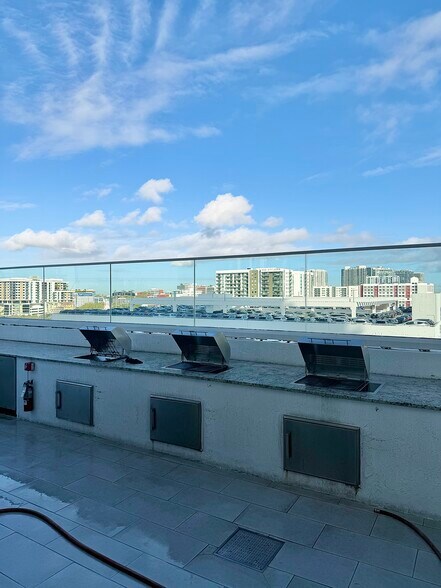 Building Photo - 2000 N Bayshore Dr