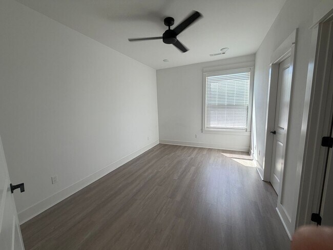 Building Photo - 1365 S Duncan Ave