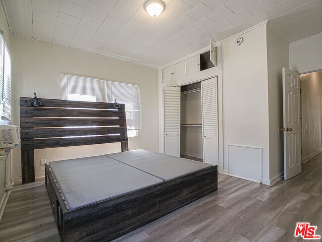 Building Photo - 336 S Wilton Pl