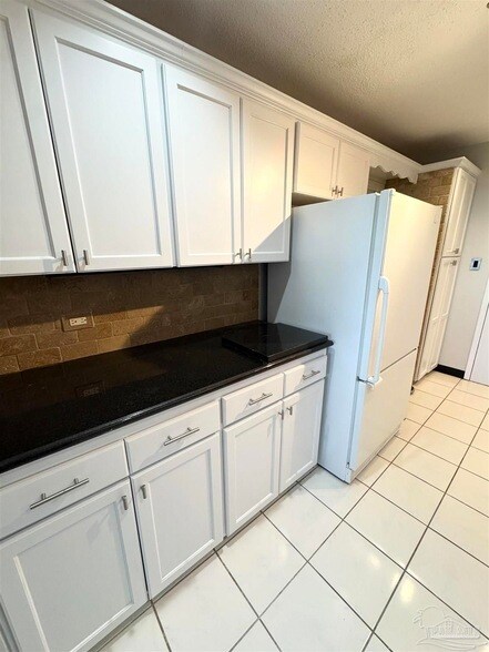 Building Photo - 825 Bayshore Dr