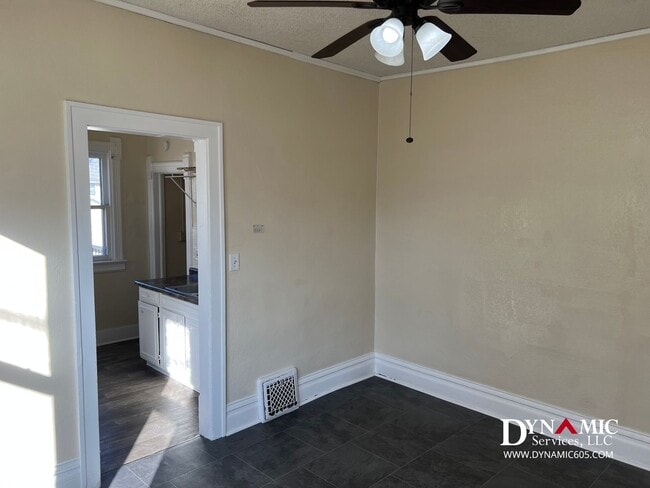 Building Photo - Remodeled 3 Bed / 1 Bath Remodeled Queen Anne Duplex – Downtown Sioux Falls