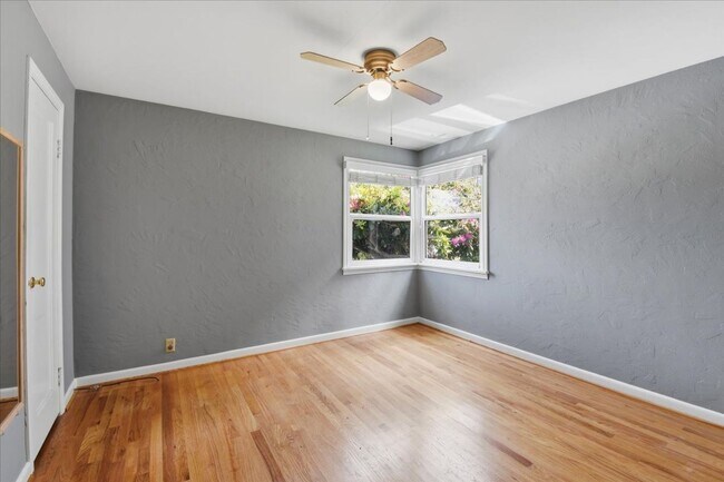 Building Photo - 3bd/2ba Seattle Home