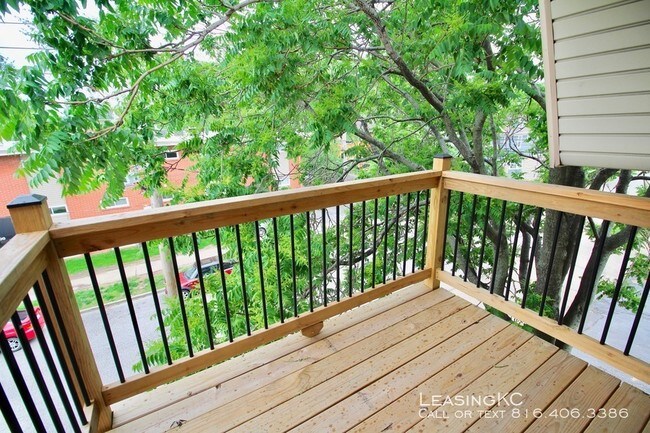 Building Photo - Devereaux