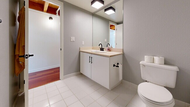 Building Photo - Bright & Modern 2BR/2BA Loft-Style Condo i...