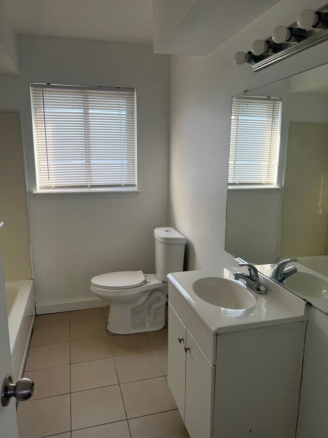 Building Photo - 3 Bedroom 1.5 Bath - $1200