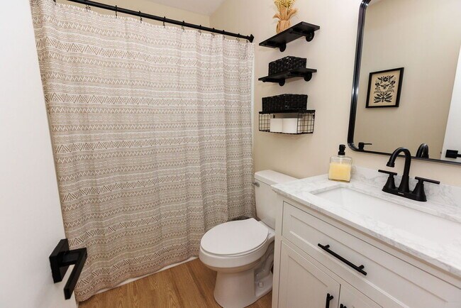 Building Photo - Beautifully updated 3 bedroom 2 bath home in Orange Park .