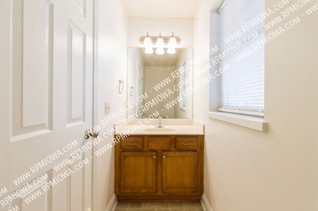 Building Photo - 5402 Tabor Dr