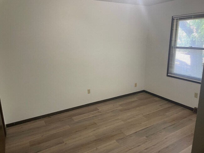 Building Photo - 735/737 Rundell