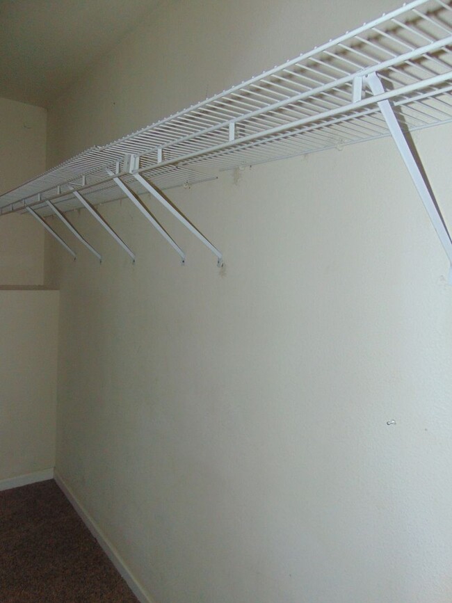 Building Photo - Nice 4 Bed 2 Bath Duplex In Valley Creek!