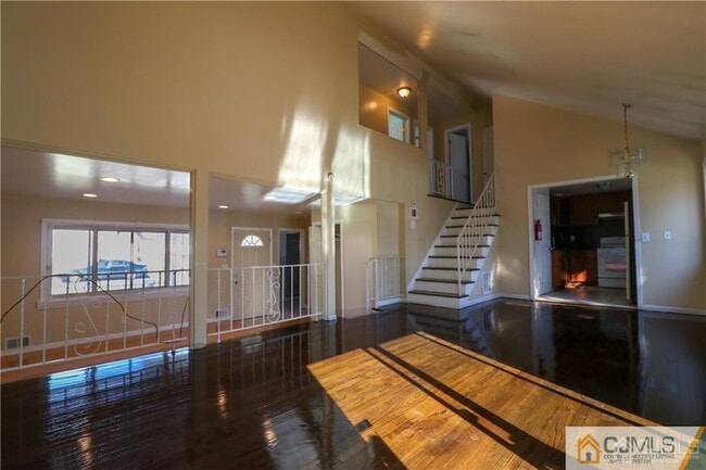 Building Photo - 33 Tennyson St