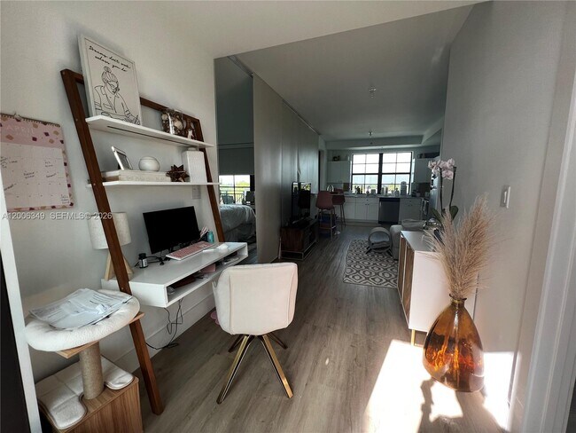 Building Photo - 4100 Davie Rd