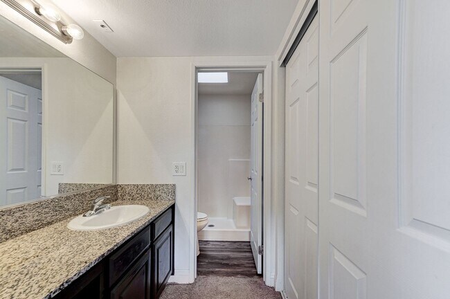 Building Photo - Charming 2 Bed 2 Bath!