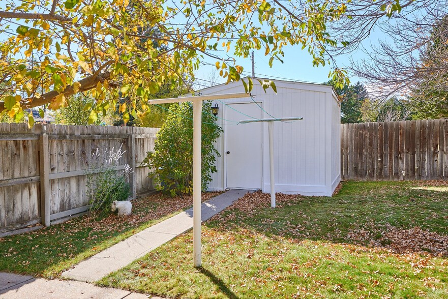 Building Photo - 807 Shoshoni St