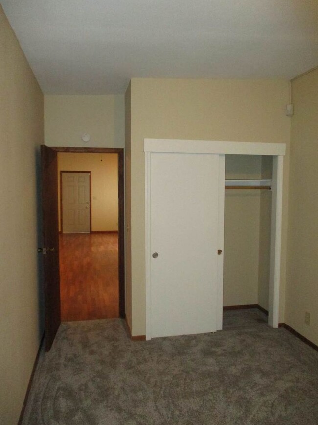 Building Photo - 2 bedroom 1 bathroom Apartment close to Do...