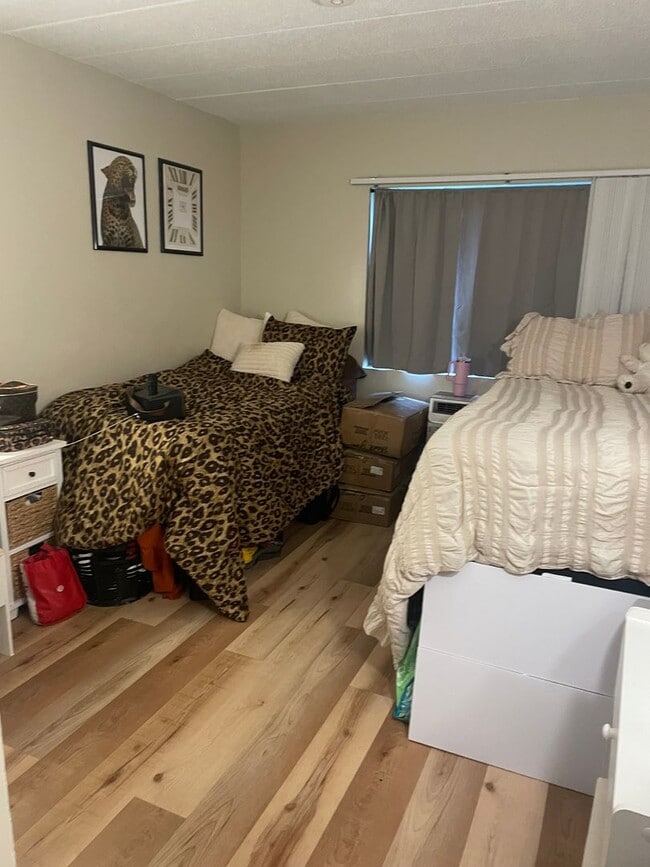 Building Photo - Renovated University Gateway 2 Bed 2 Bath!