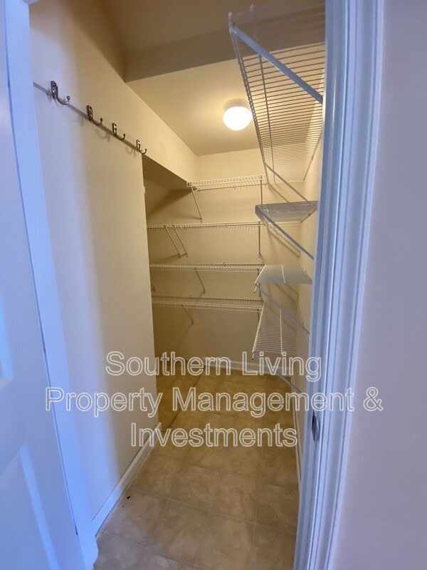 Building Photo - 2601 Silverthorn Dr