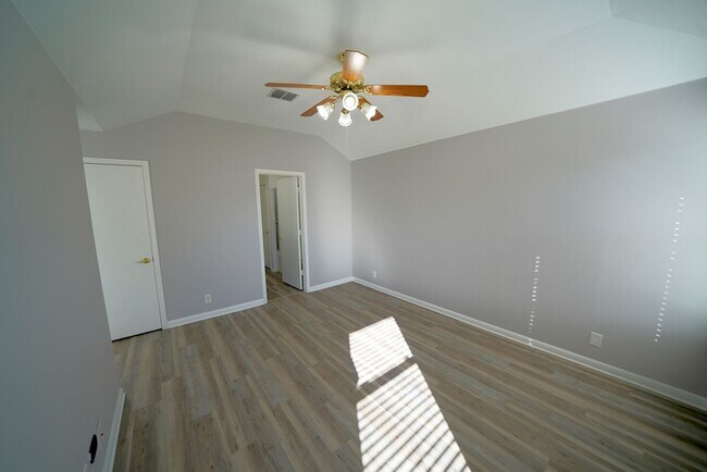 Building Photo - Beautifully Renovated Home Now Available in Converse.  Realtor Commission: $500