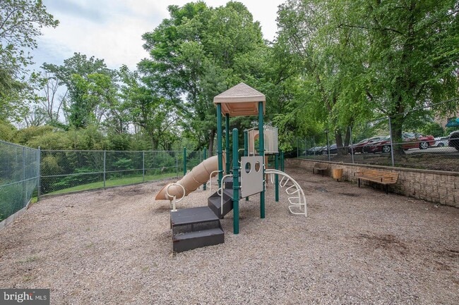 Building Photo - 1750 Oakwood Terrace