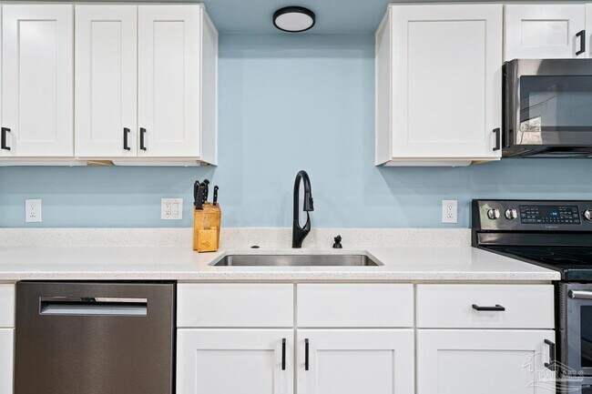 Building Photo - 4844 Huron Dr