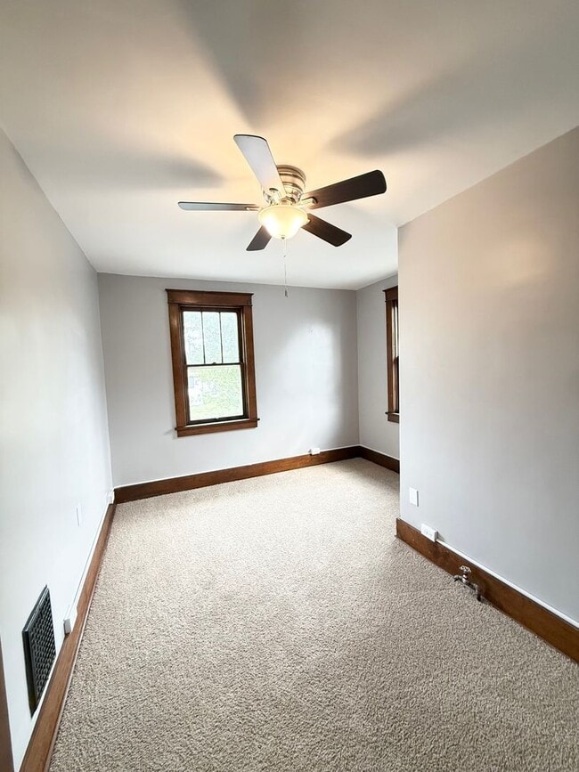 Building Photo - Updated 3 Bedroom 1 Bathroom in North Vers...