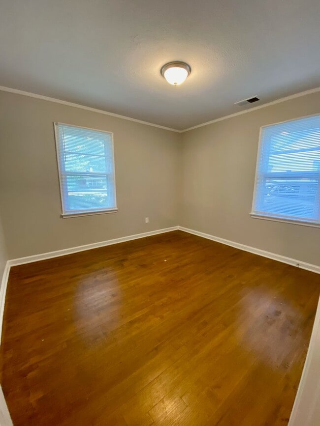 Building Photo - 3 bed, 1 bath in Colonial Acres near Quince and Colonial