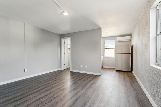 Building Photo - Charming Studio with Laundry on Site - Water and GAS included in rent