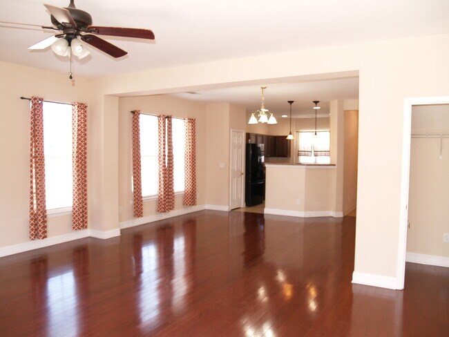Building Photo - 142 Silverspring Pl