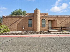 Building Photo - For Rent | 3 Bed | 2 Bath | Fireplace | Pr...