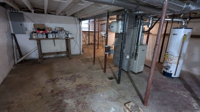 Building Photo - 2-bedroom home close to shopping and transit