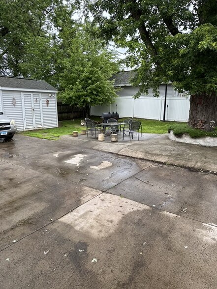 Drive way fits 2 cars - 196 Market St