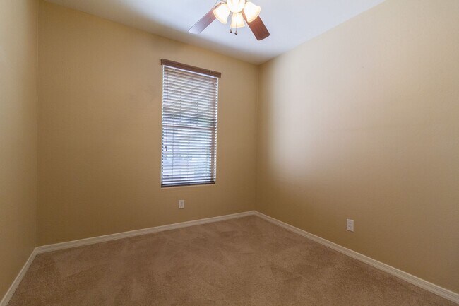 Building Photo - Fantastic single story, split floor plan h...