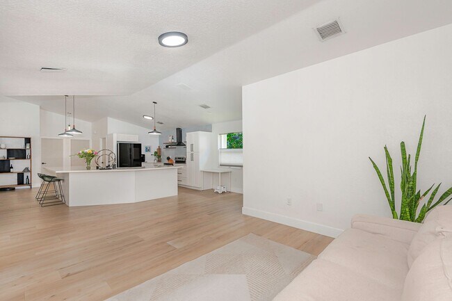 Building Photo - Exquisite Pool Home in Alhambra – Pembroke...