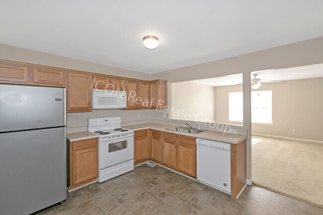 Building Photo - 3/2.5 End unit townhome